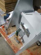  универсальный хомут из оцинкованной стали 3 мм надёжно фиксирует шкаф на стандартных опорах диаметром до 125 мм.