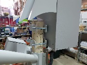 открытая дверца открывает лёгкий доступ к аккумулятору, контроллеру и клеммам для обслуживания.
