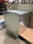 Корпус SideBox / АКБ-Пост выполнен из оцинкованной стали толщиной 1,5–2 мм, что обеспечивает высокую устойчивость к коррозии и механическим повреждениям.