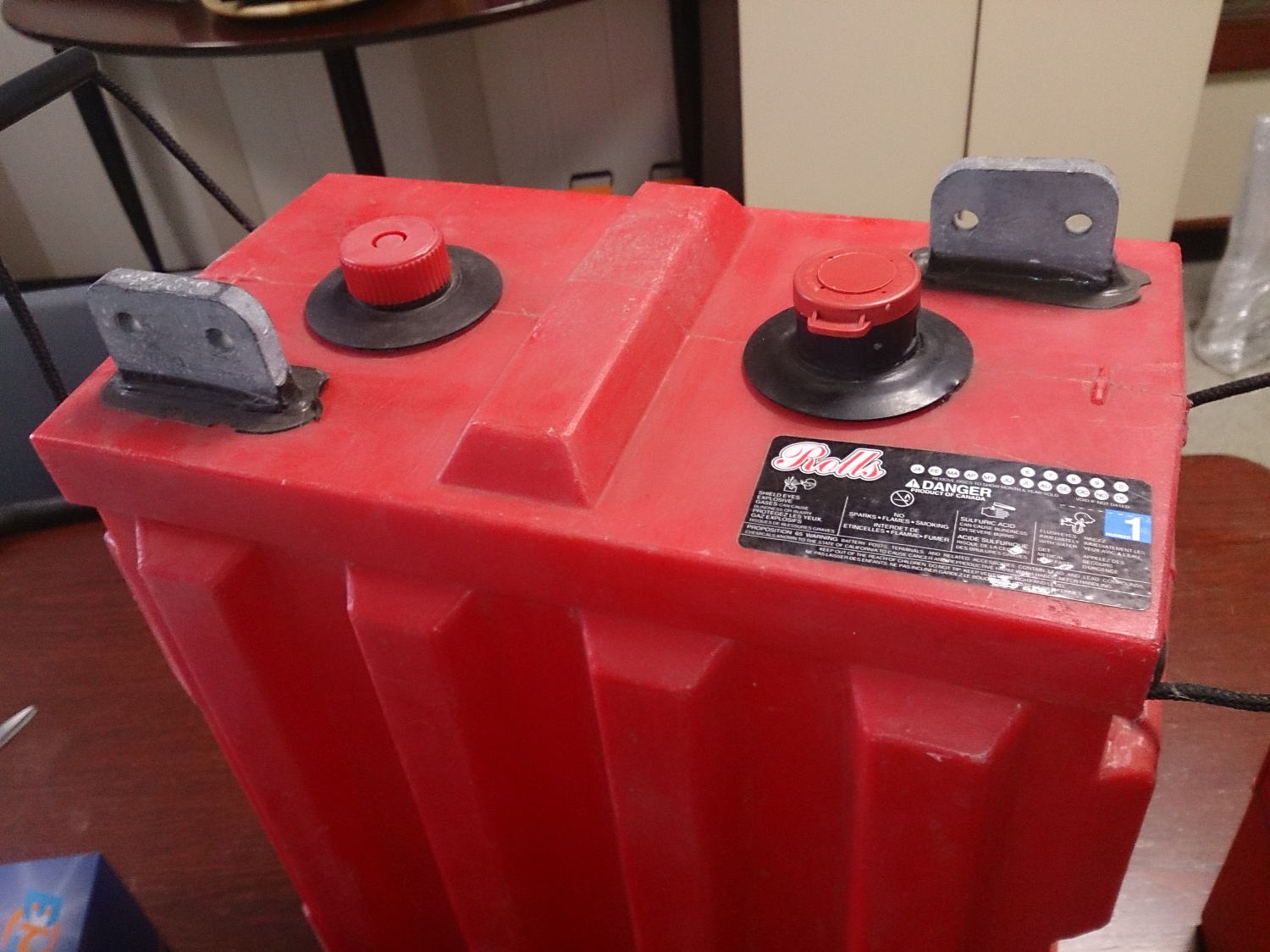 ROLLS BATTERY — аккумуляторные батареи большой емкости которые разработаны специально для автономных систем электроснабжения, которых характеризуются интенсивными условиями эксплуатации — ежедневный заряд/разряд.