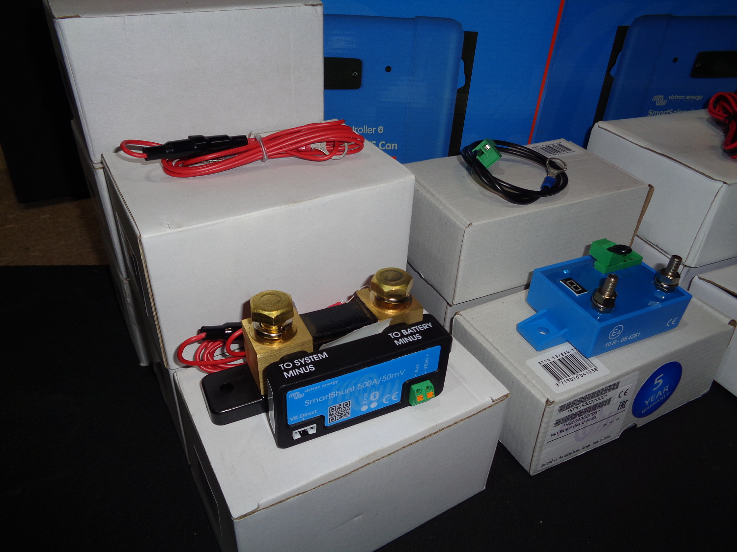 Victron Energy — это компания, специализирующаяся на производстве оборудования для солнечной энергетики и систем электропитания.

Продукция Victron Energy включает в себя широкий спектр устройств, таких как:

Контроллеры заряда аккумуляторов — обеспечивают оптимальный заряд аккумуляторов от солнечных панелей и предотвращают их перезаряд или глубокий разряд.

Инверторы — преобразуют постоянное напряжение аккумуляторов в переменное напряжение для питания электроприборов.

Регуляторы напряжения — поддерживают стабильное напряжение на выходе инвертора, предотвращая повреждение электроприборов.

Солнечные контроллеры — контролируют заряд аккумуляторов от солнечных панелей, предотвращая их перезаряд или глубокий разряд.

Аккумуляторы — обеспечивают резервное питание в случае отключения электроэнергии.

Оборудование Victron Energy отличается высоким качеством, надёжностью и эффективностью. Оно широко используется в солнечных электростанциях, системах бесперебойного питания и других приложениях, где требуется стабильное и качественное электропитание.