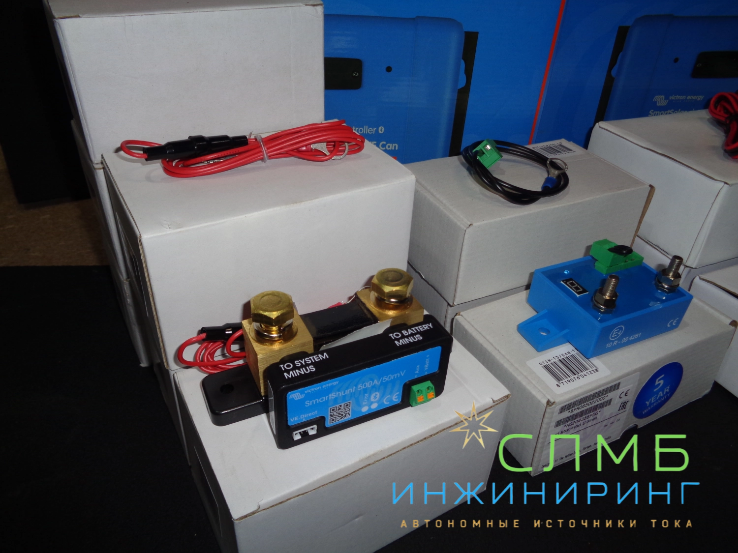 Victron Energy — это компания, специализирующаяся на производстве оборудования для солнечной энергетики и систем электропитания.

Продукция Victron Energy включает в себя широкий спектр устройств, таких как:

Контроллеры заряда аккумуляторов — обеспечивают оптимальный заряд аккумуляторов от солнечных панелей и предотвращают их перезаряд или глубокий разряд.

Инверторы — преобразуют постоянное напряжение аккумуляторов в переменное напряжение для питания электроприборов.

Регуляторы напряжения — поддерживают стабильное напряжение на выходе инвертора, предотвращая повреждение электроприборов.

Солнечные контроллеры — контролируют заряд аккумуляторов от солнечных панелей, предотвращая их перезаряд или глубокий разряд.

Аккумуляторы — обеспечивают резервное питание в случае отключения электроэнергии.

Оборудование Victron Energy отличается высоким качеством, надёжностью и эффективностью. Оно широко используется в солнечных электростанциях, системах бесперебойного питания и других приложениях, где требуется стабильное и качественное электропитание.
