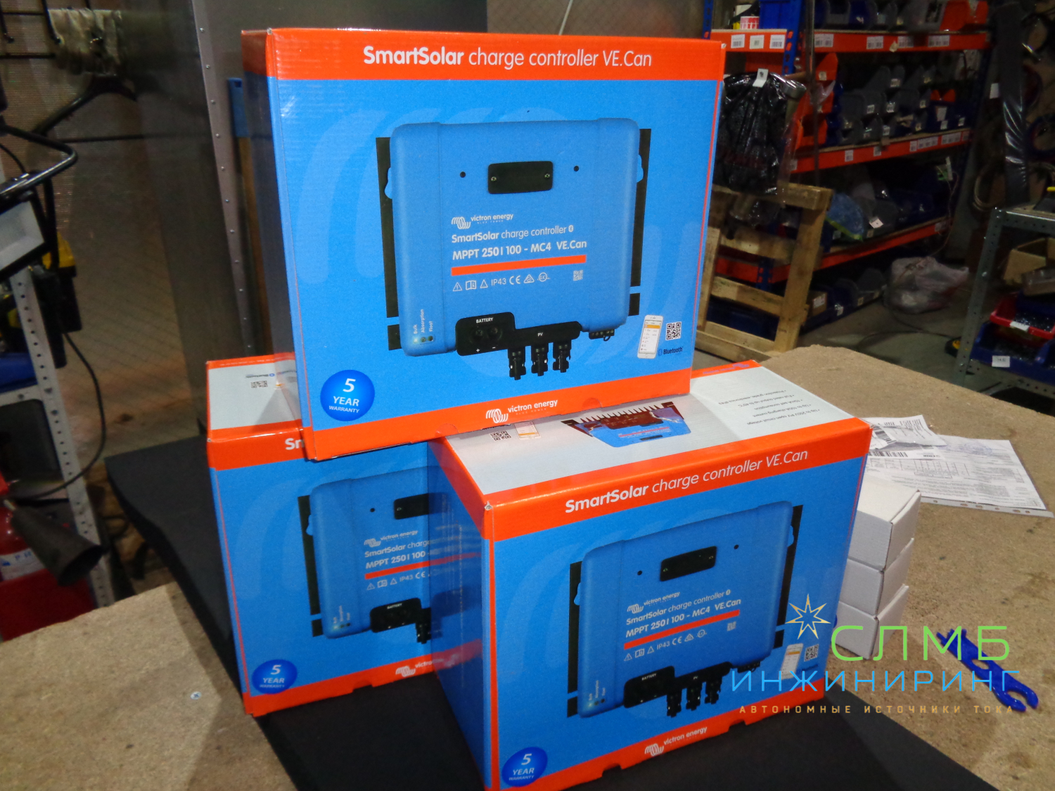 Victron Energy — это компания, специализирующаяся на производстве оборудования для солнечной энергетики и систем электропитания.

Продукция Victron Energy включает в себя широкий спектр устройств, таких как:

Контроллеры заряда аккумуляторов — обеспечивают оптимальный заряд аккумуляторов от солнечных панелей и предотвращают их перезаряд или глубокий разряд.

Инверторы — преобразуют постоянное напряжение аккумуляторов в переменное напряжение для питания электроприборов.

Регуляторы напряжения — поддерживают стабильное напряжение на выходе инвертора, предотвращая повреждение электроприборов.

Солнечные контроллеры — контролируют заряд аккумуляторов от солнечных панелей, предотвращая их перезаряд или глубокий разряд.

Аккумуляторы — обеспечивают резервное питание в случае отключения электроэнергии.

Оборудование Victron Energy отличается высоким качеством, надёжностью и эффективностью. Оно широко используется в солнечных электростанциях, системах бесперебойного питания и других приложениях, где требуется стабильное и качественное электропитание.