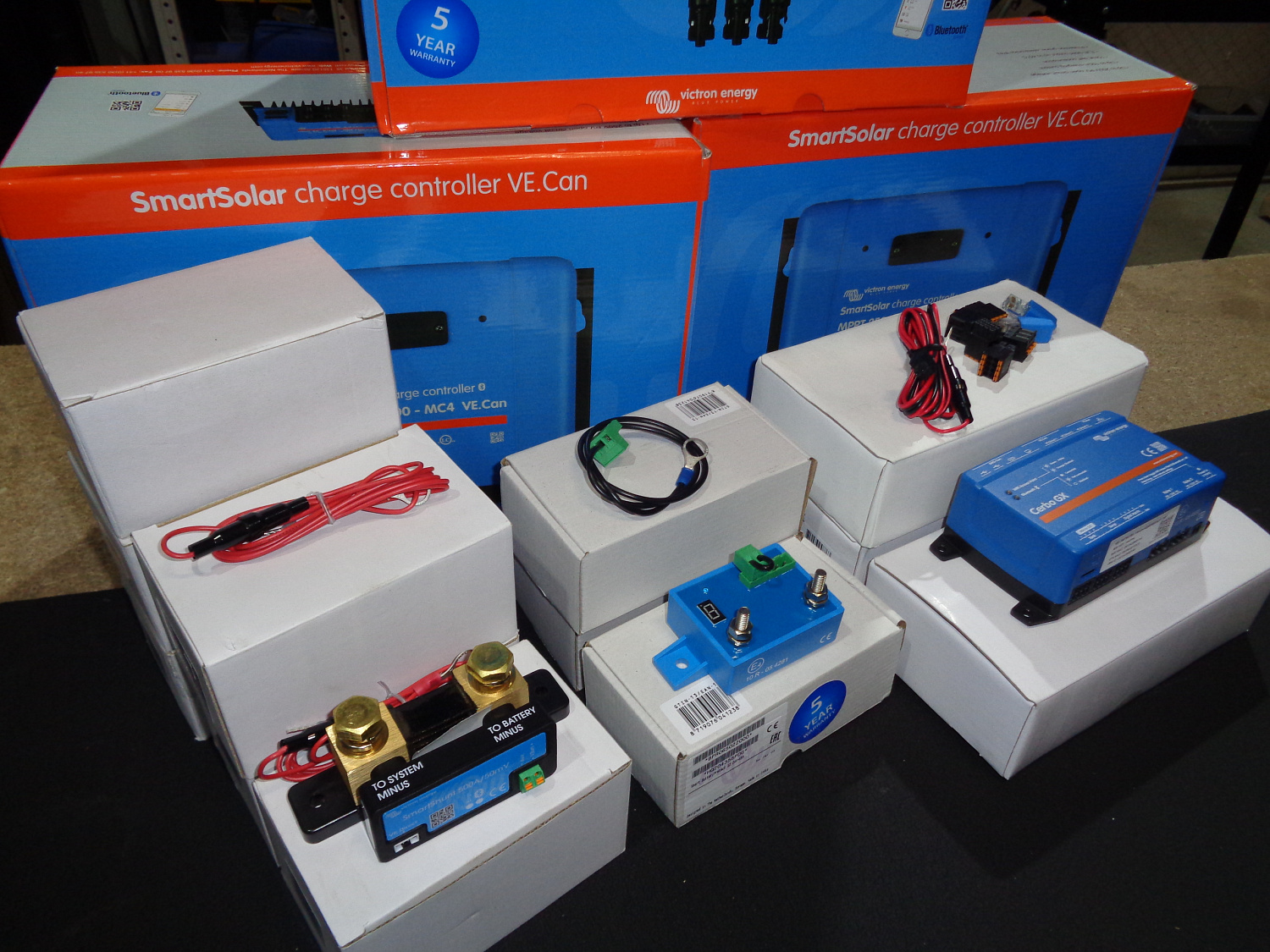 Victron Energy — это компания, специализирующаяся на производстве оборудования для солнечной энергетики и систем электропитания.

Продукция Victron Energy включает в себя широкий спектр устройств, таких как:

Контроллеры заряда аккумуляторов — обеспечивают оптимальный заряд аккумуляторов от солнечных панелей и предотвращают их перезаряд или глубокий разряд.

Инверторы — преобразуют постоянное напряжение аккумуляторов в переменное напряжение для питания электроприборов.

Регуляторы напряжения — поддерживают стабильное напряжение на выходе инвертора, предотвращая повреждение электроприборов.

Солнечные контроллеры — контролируют заряд аккумуляторов от солнечных панелей, предотвращая их перезаряд или глубокий разряд.

Аккумуляторы — обеспечивают резервное питание в случае отключения электроэнергии.

Оборудование Victron Energy отличается высоким качеством, надёжностью и эффективностью. Оно широко используется в солнечных электростанциях, системах бесперебойного питания и других приложениях, где требуется стабильное и качественное электропитание.