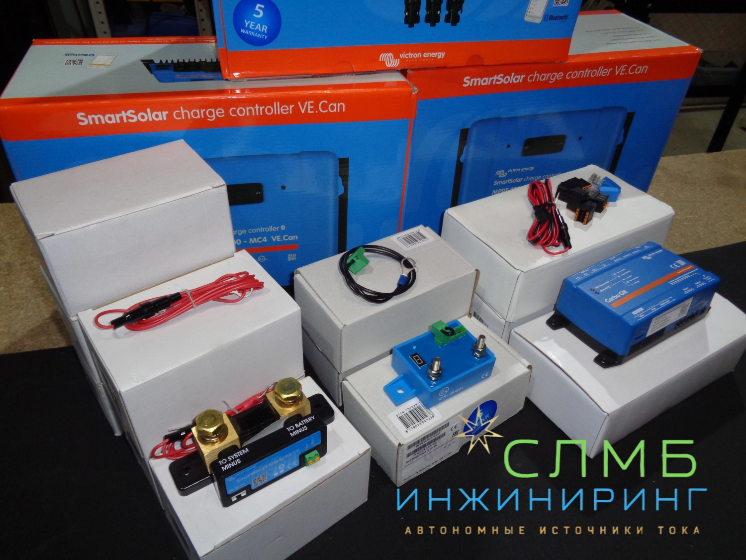 Victron Energy — это компания, специализирующаяся на производстве оборудования для солнечной энергетики и систем электропитания.

Продукция Victron Energy включает в себя широкий спектр устройств, таких как:

Контроллеры заряда аккумуляторов — обеспечивают оптимальный заряд аккумуляторов от солнечных панелей и предотвращают их перезаряд или глубокий разряд.

Инверторы — преобразуют постоянное напряжение аккумуляторов в переменное напряжение для питания электроприборов.

Регуляторы напряжения — поддерживают стабильное напряжение на выходе инвертора, предотвращая повреждение электроприборов.

Солнечные контроллеры — контролируют заряд аккумуляторов от солнечных панелей, предотвращая их перезаряд или глубокий разряд.

Аккумуляторы — обеспечивают резервное питание в случае отключения электроэнергии.

Оборудование Victron Energy отличается высоким качеством, надёжностью и эффективностью. Оно широко используется в солнечных электростанциях, системах бесперебойного питания и других приложениях, где требуется стабильное и качественное электропитание.