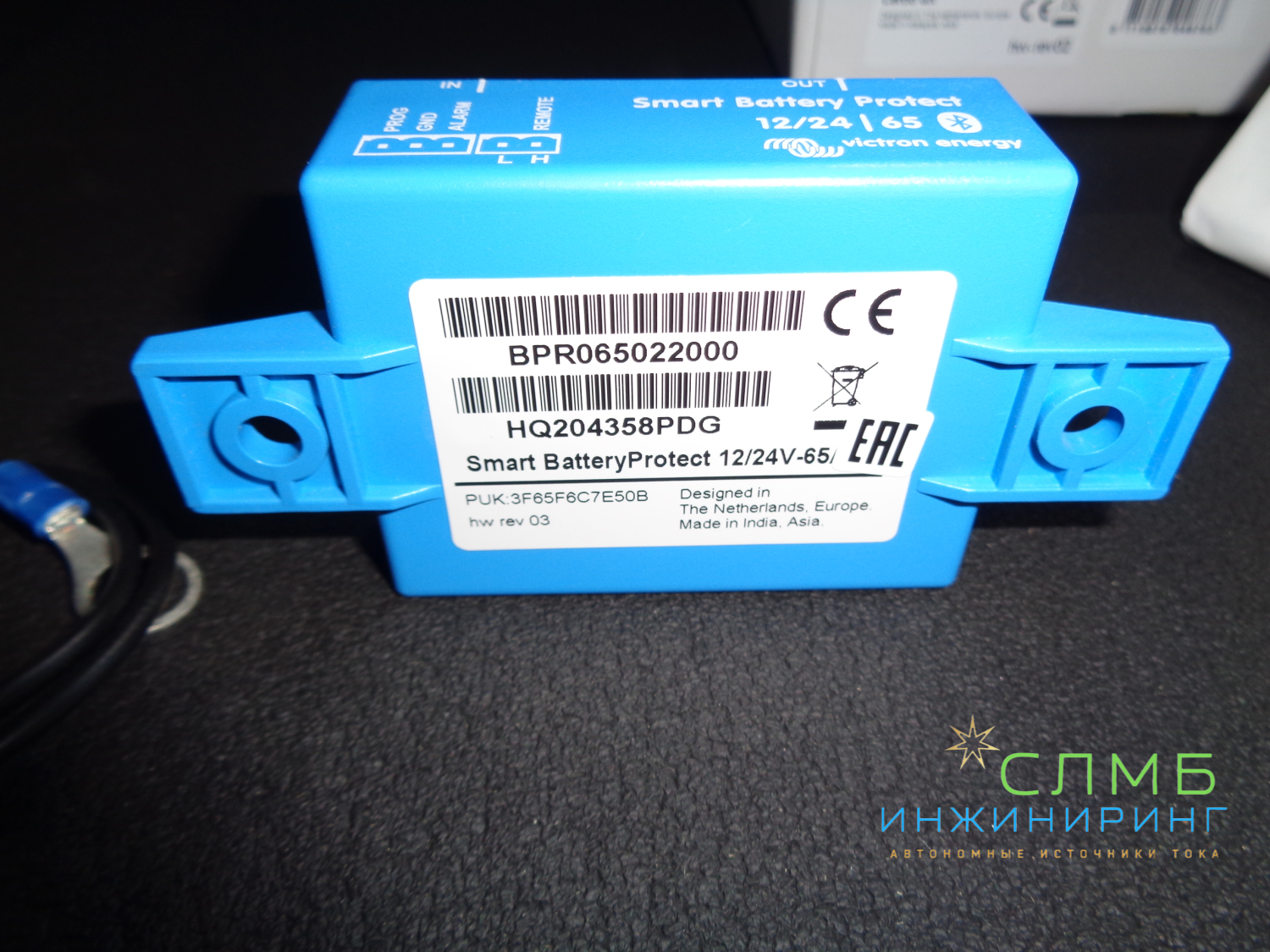 Victron Energy — это компания, специализирующаяся на производстве оборудования для солнечной энергетики и систем электропитания.

Продукция Victron Energy включает в себя широкий спектр устройств, таких как:

Контроллеры заряда аккумуляторов — обеспечивают оптимальный заряд аккумуляторов от солнечных панелей и предотвращают их перезаряд или глубокий разряд.

Инверторы — преобразуют постоянное напряжение аккумуляторов в переменное напряжение для питания электроприборов.

Регуляторы напряжения — поддерживают стабильное напряжение на выходе инвертора, предотвращая повреждение электроприборов.

Солнечные контроллеры — контролируют заряд аккумуляторов от солнечных панелей, предотвращая их перезаряд или глубокий разряд.

Аккумуляторы — обеспечивают резервное питание в случае отключения электроэнергии.

Оборудование Victron Energy отличается высоким качеством, надёжностью и эффективностью. Оно широко используется в солнечных электростанциях, системах бесперебойного питания и других приложениях, где требуется стабильное и качественное электропитание.