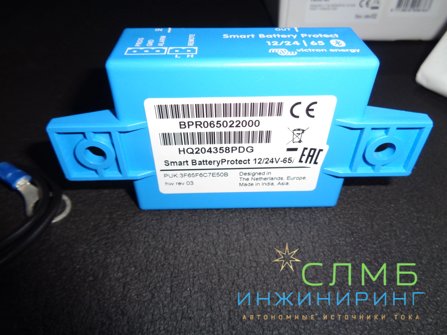 Victron Energy — это компания, специализирующаяся на производстве оборудования для солнечной энергетики и систем электропитания.

Продукция Victron Energy включает в себя широкий спектр устройств, таких как:

Контроллеры заряда аккумуляторов — обеспечивают оптимальный заряд аккумуляторов от солнечных панелей и предотвращают их перезаряд или глубокий разряд.

Инверторы — преобразуют постоянное напряжение аккумуляторов в переменное напряжение для питания электроприборов.

Регуляторы напряжения — поддерживают стабильное напряжение на выходе инвертора, предотвращая повреждение электроприборов.

Солнечные контроллеры — контролируют заряд аккумуляторов от солнечных панелей, предотвращая их перезаряд или глубокий разряд.

Аккумуляторы — обеспечивают резервное питание в случае отключения электроэнергии.

Оборудование Victron Energy отличается высоким качеством, надёжностью и эффективностью. Оно широко используется в солнечных электростанциях, системах бесперебойного питания и других приложениях, где требуется стабильное и качественное электропитание.