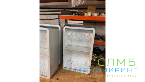 Bayliss® АКБ-Пост-2*100 (SideBOX-2×100) Уличный аккумуляторный шкаф навесной для АКБ 2×100Ач 220×396×600mm с зубчатым креплением до d260 материал- оцинкованная листовая сталь