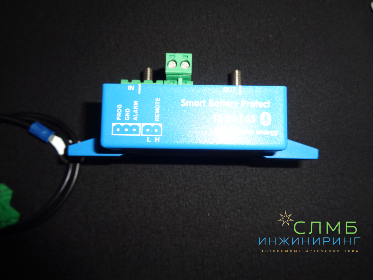 Victron Energy — это компания, специализирующаяся на производстве оборудования для солнечной энергетики и систем электропитания.

Продукция Victron Energy включает в себя широкий спектр устройств, таких как:

Контроллеры заряда аккумуляторов — обеспечивают оптимальный заряд аккумуляторов от солнечных панелей и предотвращают их перезаряд или глубокий разряд.

Инверторы — преобразуют постоянное напряжение аккумуляторов в переменное напряжение для питания электроприборов.

Регуляторы напряжения — поддерживают стабильное напряжение на выходе инвертора, предотвращая повреждение электроприборов.

Солнечные контроллеры — контролируют заряд аккумуляторов от солнечных панелей, предотвращая их перезаряд или глубокий разряд.

Аккумуляторы — обеспечивают резервное питание в случае отключения электроэнергии.

Оборудование Victron Energy отличается высоким качеством, надёжностью и эффективностью. Оно широко используется в солнечных электростанциях, системах бесперебойного питания и других приложениях, где требуется стабильное и качественное электропитание.