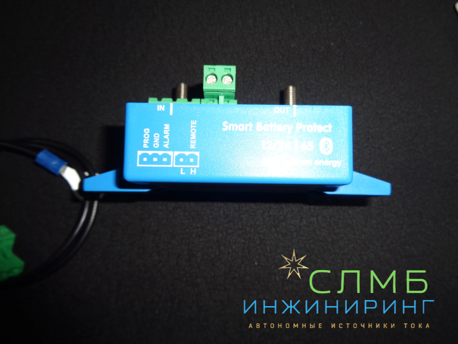 Victron Energy — это компания, специализирующаяся на производстве оборудования для солнечной энергетики и систем электропитания.

Продукция Victron Energy включает в себя широкий спектр устройств, таких как:

Контроллеры заряда аккумуляторов — обеспечивают оптимальный заряд аккумуляторов от солнечных панелей и предотвращают их перезаряд или глубокий разряд.

Инверторы — преобразуют постоянное напряжение аккумуляторов в переменное напряжение для питания электроприборов.

Регуляторы напряжения — поддерживают стабильное напряжение на выходе инвертора, предотвращая повреждение электроприборов.

Солнечные контроллеры — контролируют заряд аккумуляторов от солнечных панелей, предотвращая их перезаряд или глубокий разряд.

Аккумуляторы — обеспечивают резервное питание в случае отключения электроэнергии.

Оборудование Victron Energy отличается высоким качеством, надёжностью и эффективностью. Оно широко используется в солнечных электростанциях, системах бесперебойного питания и других приложениях, где требуется стабильное и качественное электропитание.