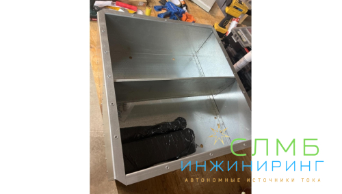 Bayliss® АКБ-Пост-2*150 (SideBOX-2×150) Уличный аккумуляторный шкаф навесной для АКБ 2×150Ач 240×600×600mm с зубчатым креплением до d260 материал- оцинкованная листовая сталь