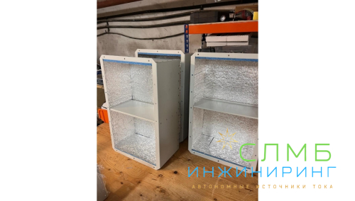 Bayliss® АКБ-Пост-2*100 (SideBOX-2×100) Уличный аккумуляторный шкаф навесной для АКБ 2×100Ач 220×396×600mm с зубчатым креплением до d260 материал- оцинкованная листовая сталь