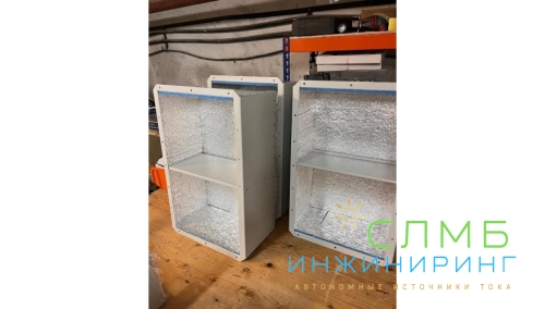 Bayliss® АКБ-Пост-2*100 (SideBOX-2×100) Уличный аккумуляторный шкаф навесной для АКБ 2×100Ач 220×396×600mm с зубчатым креплением до d260 материал- оцинкованная листовая сталь