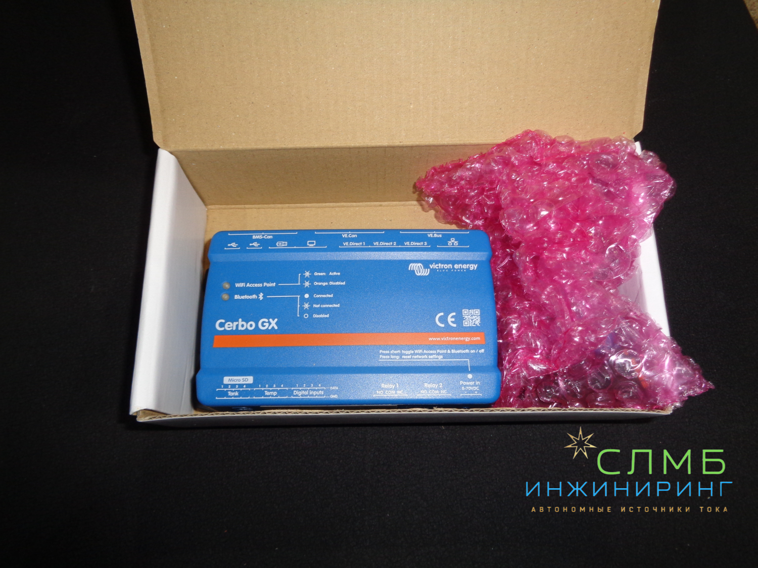 Victron Energy — это компания, специализирующаяся на производстве оборудования для солнечной энергетики и систем электропитания.

Продукция Victron Energy включает в себя широкий спектр устройств, таких как:

Контроллеры заряда аккумуляторов — обеспечивают оптимальный заряд аккумуляторов от солнечных панелей и предотвращают их перезаряд или глубокий разряд.

Инверторы — преобразуют постоянное напряжение аккумуляторов в переменное напряжение для питания электроприборов.

Регуляторы напряжения — поддерживают стабильное напряжение на выходе инвертора, предотвращая повреждение электроприборов.

Солнечные контроллеры — контролируют заряд аккумуляторов от солнечных панелей, предотвращая их перезаряд или глубокий разряд.

Аккумуляторы — обеспечивают резервное питание в случае отключения электроэнергии.

Оборудование Victron Energy отличается высоким качеством, надёжностью и эффективностью. Оно широко используется в солнечных электростанциях, системах бесперебойного питания и других приложениях, где требуется стабильное и качественное электропитание.