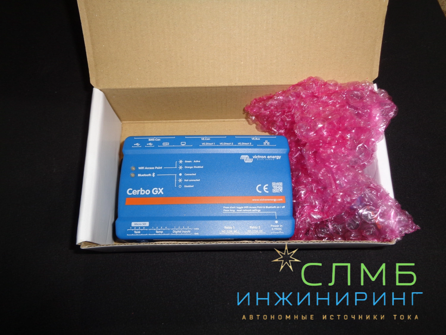 Victron Energy — это компания, специализирующаяся на производстве оборудования для солнечной энергетики и систем электропитания.

Продукция Victron Energy включает в себя широкий спектр устройств, таких как:

Контроллеры заряда аккумуляторов — обеспечивают оптимальный заряд аккумуляторов от солнечных панелей и предотвращают их перезаряд или глубокий разряд.

Инверторы — преобразуют постоянное напряжение аккумуляторов в переменное напряжение для питания электроприборов.

Регуляторы напряжения — поддерживают стабильное напряжение на выходе инвертора, предотвращая повреждение электроприборов.

Солнечные контроллеры — контролируют заряд аккумуляторов от солнечных панелей, предотвращая их перезаряд или глубокий разряд.

Аккумуляторы — обеспечивают резервное питание в случае отключения электроэнергии.

Оборудование Victron Energy отличается высоким качеством, надёжностью и эффективностью. Оно широко используется в солнечных электростанциях, системах бесперебойного питания и других приложениях, где требуется стабильное и качественное электропитание.