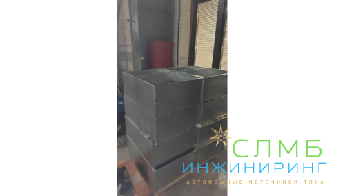 Bayliss® АКБ-Пост-2*100 (SideBOX-2×100) Уличный аккумуляторный шкаф навесной для АКБ 2×100Ач 220×396×600mm с зубчатым креплением до d260 материал- оцинкованная листовая сталь