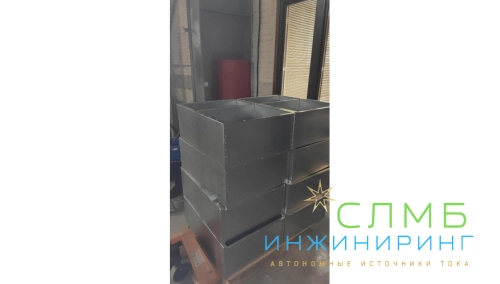 Bayliss® АКБ-Пост-2*100 (SideBOX-2×100) Уличный аккумуляторный шкаф навесной для АКБ 2×100Ач 220×396×600mm с зубчатым креплением до d260 материал- оцинкованная листовая сталь