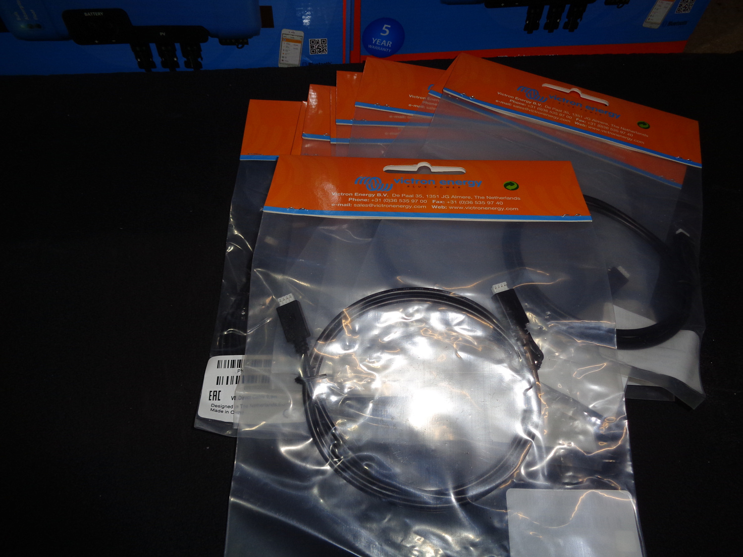 Victron Energy — это компания, специализирующаяся на производстве оборудования для солнечной энергетики и систем электропитания.

Продукция Victron Energy включает в себя широкий спектр устройств, таких как:

Контроллеры заряда аккумуляторов — обеспечивают оптимальный заряд аккумуляторов от солнечных панелей и предотвращают их перезаряд или глубокий разряд.

Инверторы — преобразуют постоянное напряжение аккумуляторов в переменное напряжение для питания электроприборов.

Регуляторы напряжения — поддерживают стабильное напряжение на выходе инвертора, предотвращая повреждение электроприборов.

Солнечные контроллеры — контролируют заряд аккумуляторов от солнечных панелей, предотвращая их перезаряд или глубокий разряд.

Аккумуляторы — обеспечивают резервное питание в случае отключения электроэнергии.

Оборудование Victron Energy отличается высоким качеством, надёжностью и эффективностью. Оно широко используется в солнечных электростанциях, системах бесперебойного питания и других приложениях, где требуется стабильное и качественное электропитание.