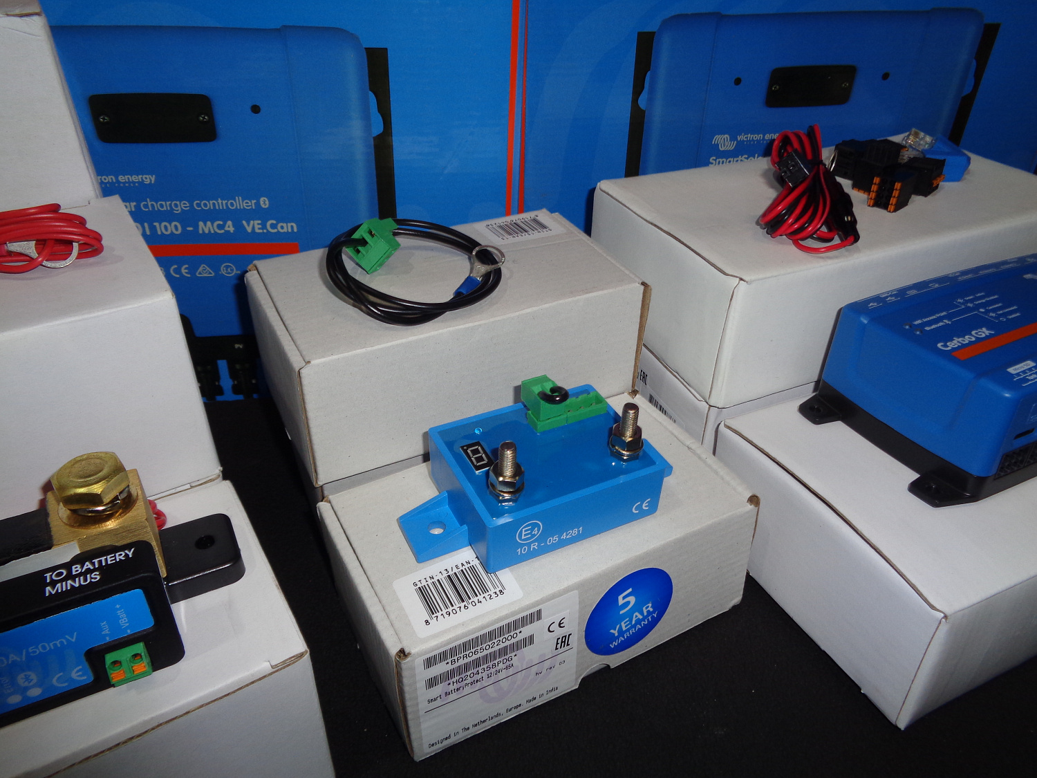 Victron Energy — это компания, специализирующаяся на производстве оборудования для солнечной энергетики и систем электропитания.

Продукция Victron Energy включает в себя широкий спектр устройств, таких как:

Контроллеры заряда аккумуляторов — обеспечивают оптимальный заряд аккумуляторов от солнечных панелей и предотвращают их перезаряд или глубокий разряд.

Инверторы — преобразуют постоянное напряжение аккумуляторов в переменное напряжение для питания электроприборов.

Регуляторы напряжения — поддерживают стабильное напряжение на выходе инвертора, предотвращая повреждение электроприборов.

Солнечные контроллеры — контролируют заряд аккумуляторов от солнечных панелей, предотвращая их перезаряд или глубокий разряд.

Аккумуляторы — обеспечивают резервное питание в случае отключения электроэнергии.

Оборудование Victron Energy отличается высоким качеством, надёжностью и эффективностью. Оно широко используется в солнечных электростанциях, системах бесперебойного питания и других приложениях, где требуется стабильное и качественное электропитание.