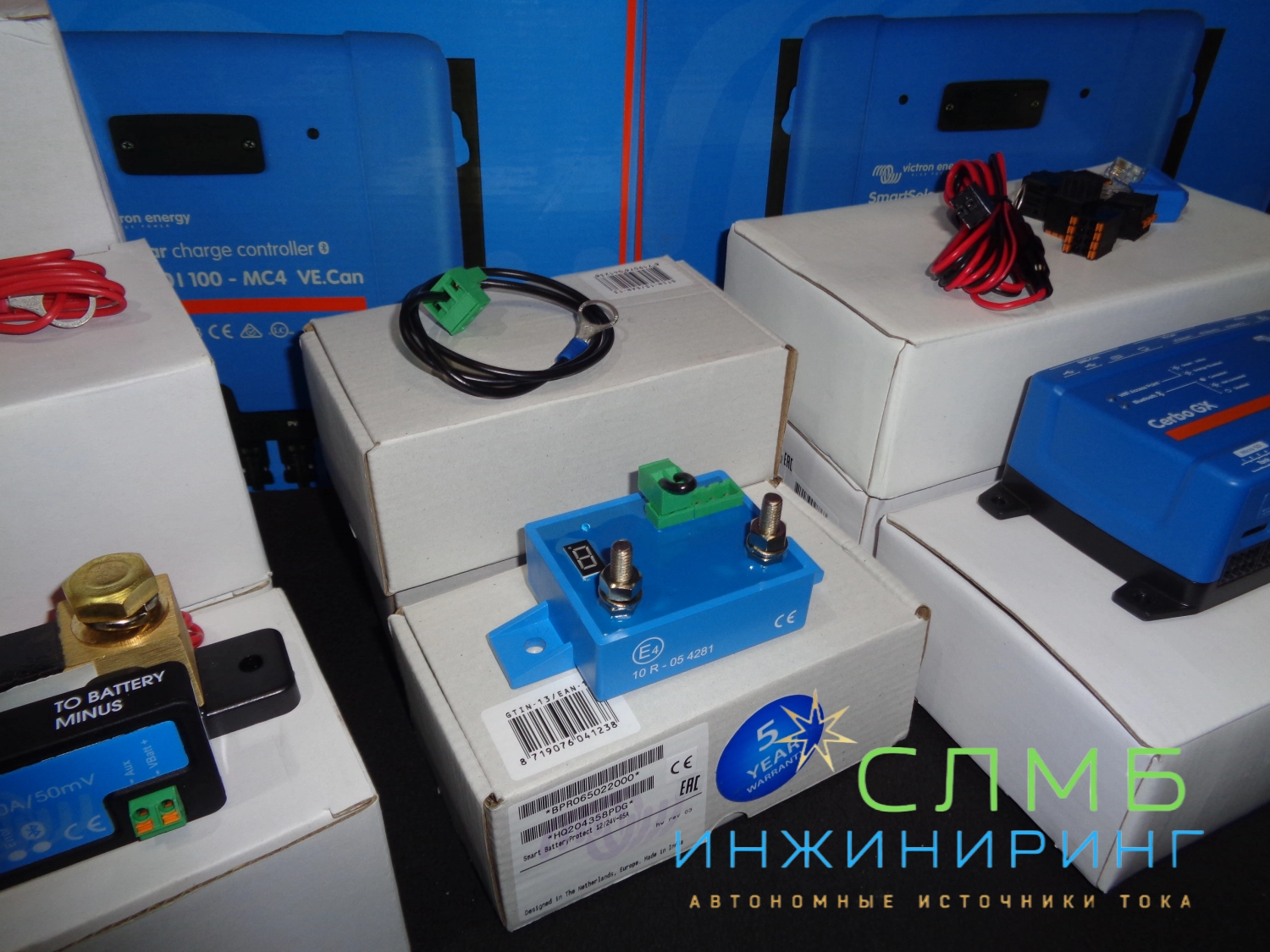 Victron Energy — это компания, специализирующаяся на производстве оборудования для солнечной энергетики и систем электропитания.

Продукция Victron Energy включает в себя широкий спектр устройств, таких как:

Контроллеры заряда аккумуляторов — обеспечивают оптимальный заряд аккумуляторов от солнечных панелей и предотвращают их перезаряд или глубокий разряд.

Инверторы — преобразуют постоянное напряжение аккумуляторов в переменное напряжение для питания электроприборов.

Регуляторы напряжения — поддерживают стабильное напряжение на выходе инвертора, предотвращая повреждение электроприборов.

Солнечные контроллеры — контролируют заряд аккумуляторов от солнечных панелей, предотвращая их перезаряд или глубокий разряд.

Аккумуляторы — обеспечивают резервное питание в случае отключения электроэнергии.

Оборудование Victron Energy отличается высоким качеством, надёжностью и эффективностью. Оно широко используется в солнечных электростанциях, системах бесперебойного питания и других приложениях, где требуется стабильное и качественное электропитание.