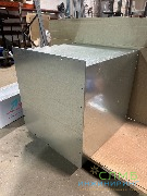 Корпус SideBox / АКБ-Пост выполнен из оцинкованной стали толщиной 1,5–2 мм, что обеспечивает высокую устойчивость к коррозии и механическим повреждениям.