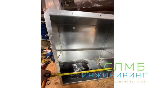 Bayliss® АКБ-Пост-2*150 (SideBOX-2×150) Уличный аккумуляторный шкаф навесной для АКБ 2×150Ач 240×600×600mm с зубчатым креплением до d260 материал- оцинкованная листовая сталь