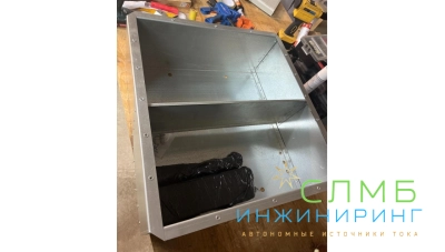 Bayliss® АКБ-Пост-2*150 (SideBOX-2×150) Уличный аккумуляторный шкаф навесной для АКБ 2×150Ач 240×600×600mm с зубчатым креплением до d260 материал- оцинкованная листовая сталь