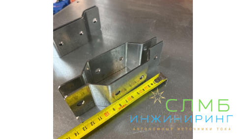 Bayliss® АКБ-Пост-2*150 (SideBOX-2×150) Уличный аккумуляторный шкаф навесной для АКБ 2×150Ач 240×600×600mm с зубчатым креплением до d260 материал- оцинкованная листовая сталь