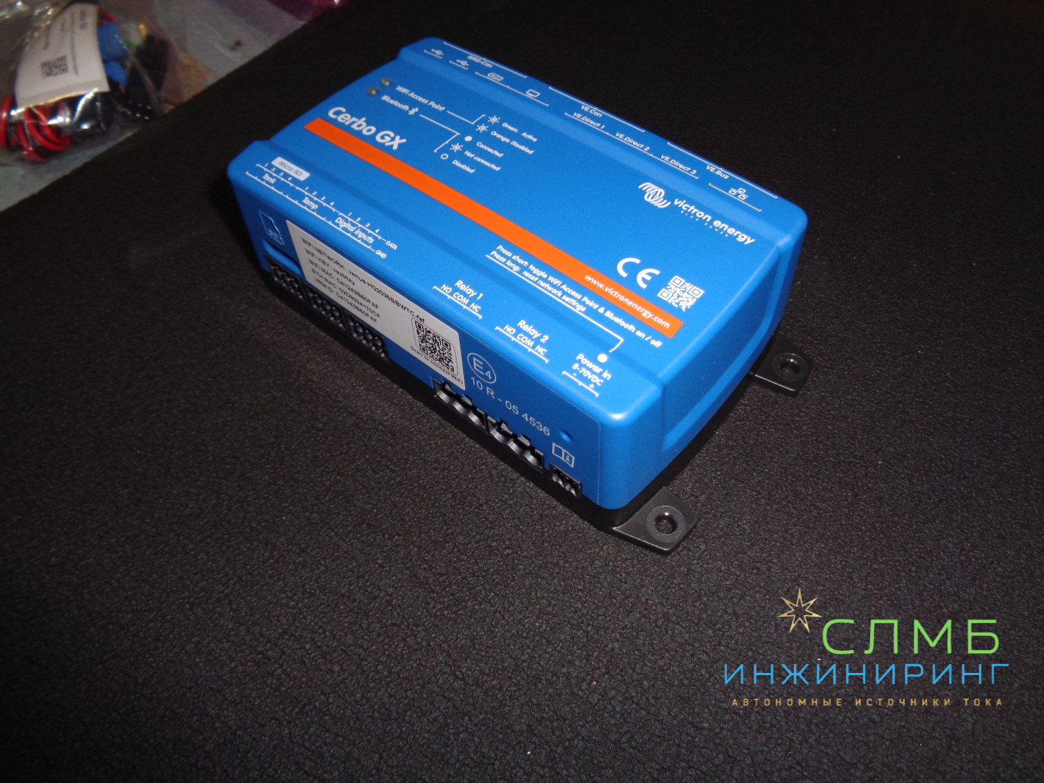 Victron Energy — это компания, специализирующаяся на производстве оборудования для солнечной энергетики и систем электропитания.

Продукция Victron Energy включает в себя широкий спектр устройств, таких как:

Контроллеры заряда аккумуляторов — обеспечивают оптимальный заряд аккумуляторов от солнечных панелей и предотвращают их перезаряд или глубокий разряд.

Инверторы — преобразуют постоянное напряжение аккумуляторов в переменное напряжение для питания электроприборов.

Регуляторы напряжения — поддерживают стабильное напряжение на выходе инвертора, предотвращая повреждение электроприборов.

Солнечные контроллеры — контролируют заряд аккумуляторов от солнечных панелей, предотвращая их перезаряд или глубокий разряд.

Аккумуляторы — обеспечивают резервное питание в случае отключения электроэнергии.

Оборудование Victron Energy отличается высоким качеством, надёжностью и эффективностью. Оно широко используется в солнечных электростанциях, системах бесперебойного питания и других приложениях, где требуется стабильное и качественное электропитание.