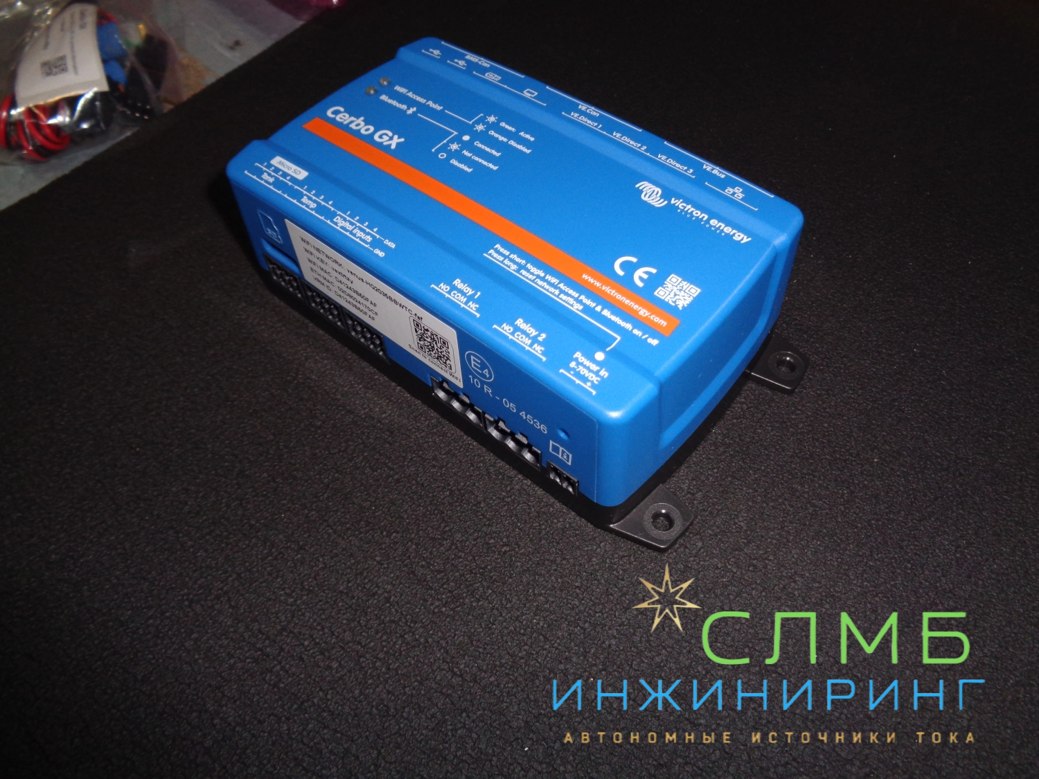 Victron Energy — это компания, специализирующаяся на производстве оборудования для солнечной энергетики и систем электропитания.

Продукция Victron Energy включает в себя широкий спектр устройств, таких как:

Контроллеры заряда аккумуляторов — обеспечивают оптимальный заряд аккумуляторов от солнечных панелей и предотвращают их перезаряд или глубокий разряд.

Инверторы — преобразуют постоянное напряжение аккумуляторов в переменное напряжение для питания электроприборов.

Регуляторы напряжения — поддерживают стабильное напряжение на выходе инвертора, предотвращая повреждение электроприборов.

Солнечные контроллеры — контролируют заряд аккумуляторов от солнечных панелей, предотвращая их перезаряд или глубокий разряд.

Аккумуляторы — обеспечивают резервное питание в случае отключения электроэнергии.

Оборудование Victron Energy отличается высоким качеством, надёжностью и эффективностью. Оно широко используется в солнечных электростанциях, системах бесперебойного питания и других приложениях, где требуется стабильное и качественное электропитание.