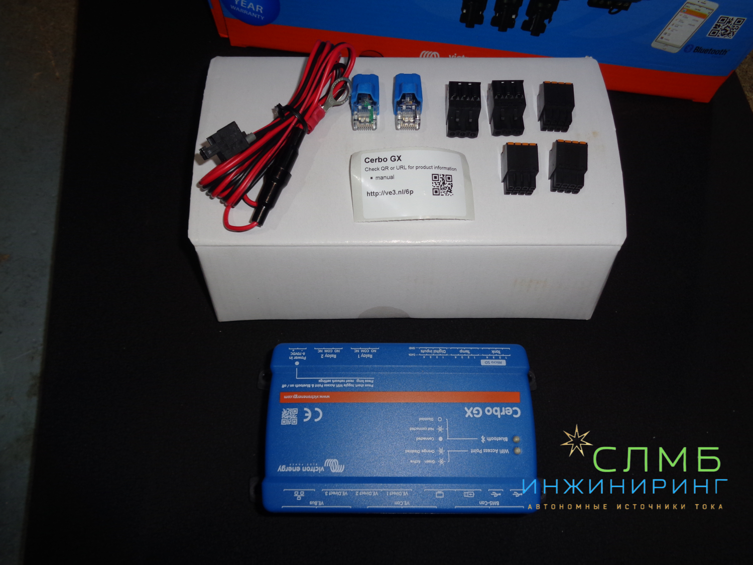 Victron Energy — это компания, специализирующаяся на производстве оборудования для солнечной энергетики и систем электропитания.

Продукция Victron Energy включает в себя широкий спектр устройств, таких как:

Контроллеры заряда аккумуляторов — обеспечивают оптимальный заряд аккумуляторов от солнечных панелей и предотвращают их перезаряд или глубокий разряд.

Инверторы — преобразуют постоянное напряжение аккумуляторов в переменное напряжение для питания электроприборов.

Регуляторы напряжения — поддерживают стабильное напряжение на выходе инвертора, предотвращая повреждение электроприборов.

Солнечные контроллеры — контролируют заряд аккумуляторов от солнечных панелей, предотвращая их перезаряд или глубокий разряд.

Аккумуляторы — обеспечивают резервное питание в случае отключения электроэнергии.

Оборудование Victron Energy отличается высоким качеством, надёжностью и эффективностью. Оно широко используется в солнечных электростанциях, системах бесперебойного питания и других приложениях, где требуется стабильное и качественное электропитание.