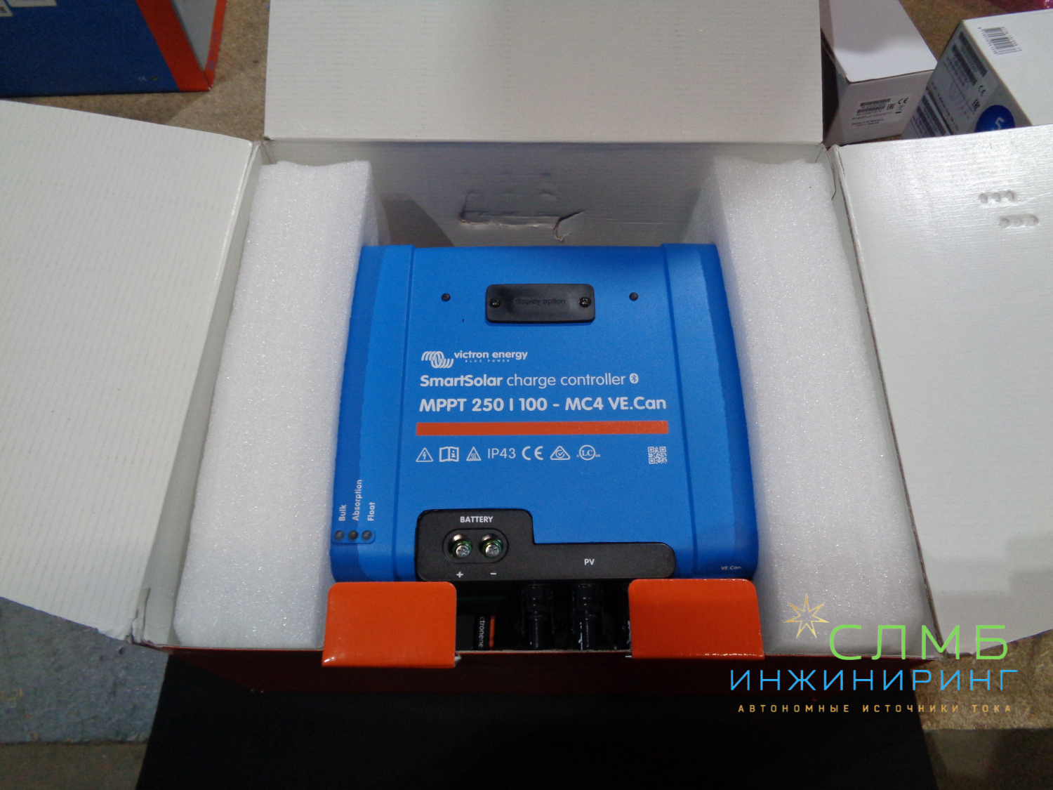 Victron Energy — это компания, специализирующаяся на производстве оборудования для солнечной энергетики и систем электропитания.

Продукция Victron Energy включает в себя широкий спектр устройств, таких как:

Контроллеры заряда аккумуляторов — обеспечивают оптимальный заряд аккумуляторов от солнечных панелей и предотвращают их перезаряд или глубокий разряд.

Инверторы — преобразуют постоянное напряжение аккумуляторов в переменное напряжение для питания электроприборов.

Регуляторы напряжения — поддерживают стабильное напряжение на выходе инвертора, предотвращая повреждение электроприборов.

Солнечные контроллеры — контролируют заряд аккумуляторов от солнечных панелей, предотвращая их перезаряд или глубокий разряд.

Аккумуляторы — обеспечивают резервное питание в случае отключения электроэнергии.

Оборудование Victron Energy отличается высоким качеством, надёжностью и эффективностью. Оно широко используется в солнечных электростанциях, системах бесперебойного питания и других приложениях, где требуется стабильное и качественное электропитание.