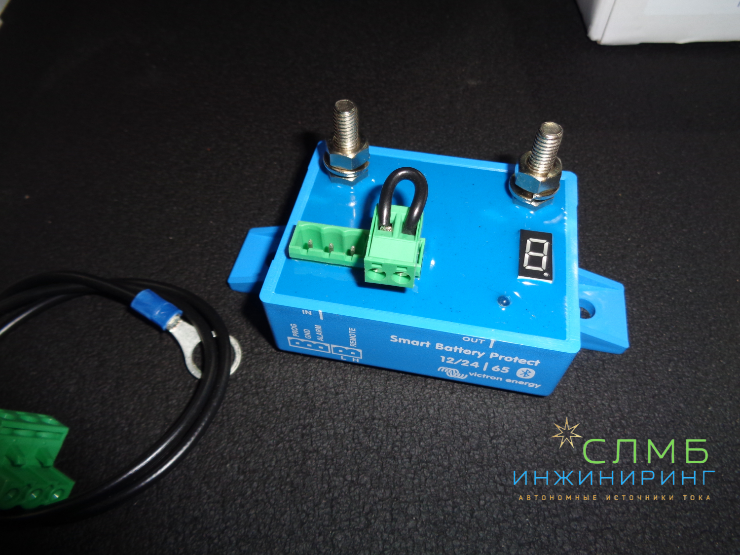 Victron Energy — это компания, специализирующаяся на производстве оборудования для солнечной энергетики и систем электропитания.

Продукция Victron Energy включает в себя широкий спектр устройств, таких как:

Контроллеры заряда аккумуляторов — обеспечивают оптимальный заряд аккумуляторов от солнечных панелей и предотвращают их перезаряд или глубокий разряд.

Инверторы — преобразуют постоянное напряжение аккумуляторов в переменное напряжение для питания электроприборов.

Регуляторы напряжения — поддерживают стабильное напряжение на выходе инвертора, предотвращая повреждение электроприборов.

Солнечные контроллеры — контролируют заряд аккумуляторов от солнечных панелей, предотвращая их перезаряд или глубокий разряд.

Аккумуляторы — обеспечивают резервное питание в случае отключения электроэнергии.

Оборудование Victron Energy отличается высоким качеством, надёжностью и эффективностью. Оно широко используется в солнечных электростанциях, системах бесперебойного питания и других приложениях, где требуется стабильное и качественное электропитание.