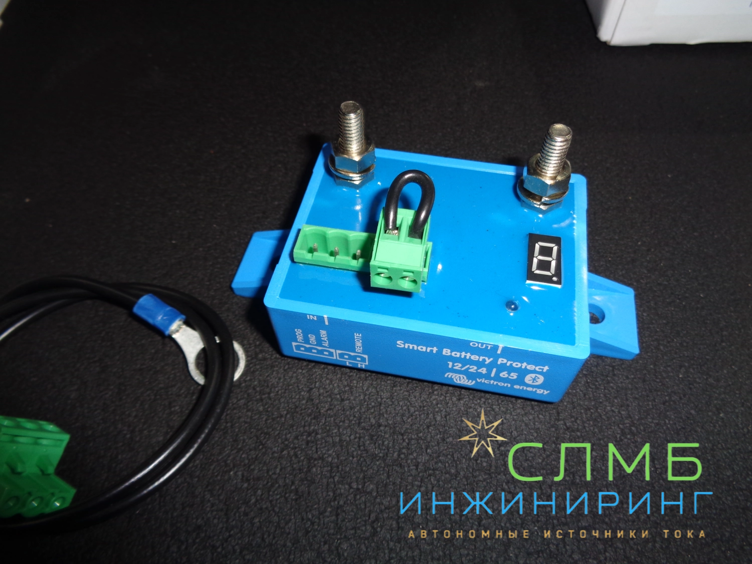 Victron Energy — это компания, специализирующаяся на производстве оборудования для солнечной энергетики и систем электропитания.

Продукция Victron Energy включает в себя широкий спектр устройств, таких как:

Контроллеры заряда аккумуляторов — обеспечивают оптимальный заряд аккумуляторов от солнечных панелей и предотвращают их перезаряд или глубокий разряд.

Инверторы — преобразуют постоянное напряжение аккумуляторов в переменное напряжение для питания электроприборов.

Регуляторы напряжения — поддерживают стабильное напряжение на выходе инвертора, предотвращая повреждение электроприборов.

Солнечные контроллеры — контролируют заряд аккумуляторов от солнечных панелей, предотвращая их перезаряд или глубокий разряд.

Аккумуляторы — обеспечивают резервное питание в случае отключения электроэнергии.

Оборудование Victron Energy отличается высоким качеством, надёжностью и эффективностью. Оно широко используется в солнечных электростанциях, системах бесперебойного питания и других приложениях, где требуется стабильное и качественное электропитание.