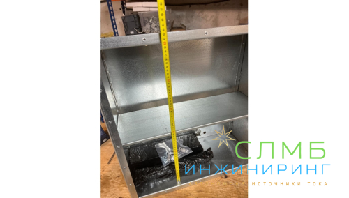 Bayliss® АКБ-Пост-2*150 (SideBOX-2×150) Уличный аккумуляторный шкаф навесной для АКБ 2×150Ач 240×600×600mm с зубчатым креплением до d260 материал- оцинкованная листовая сталь