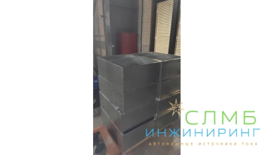 Bayliss® АКБ-Пост-2*100 (SideBOX-2×100) Уличный аккумуляторный шкаф навесной для АКБ 2×100Ач 220×396×600mm с зубчатым креплением до d260 материал- оцинкованная листовая сталь