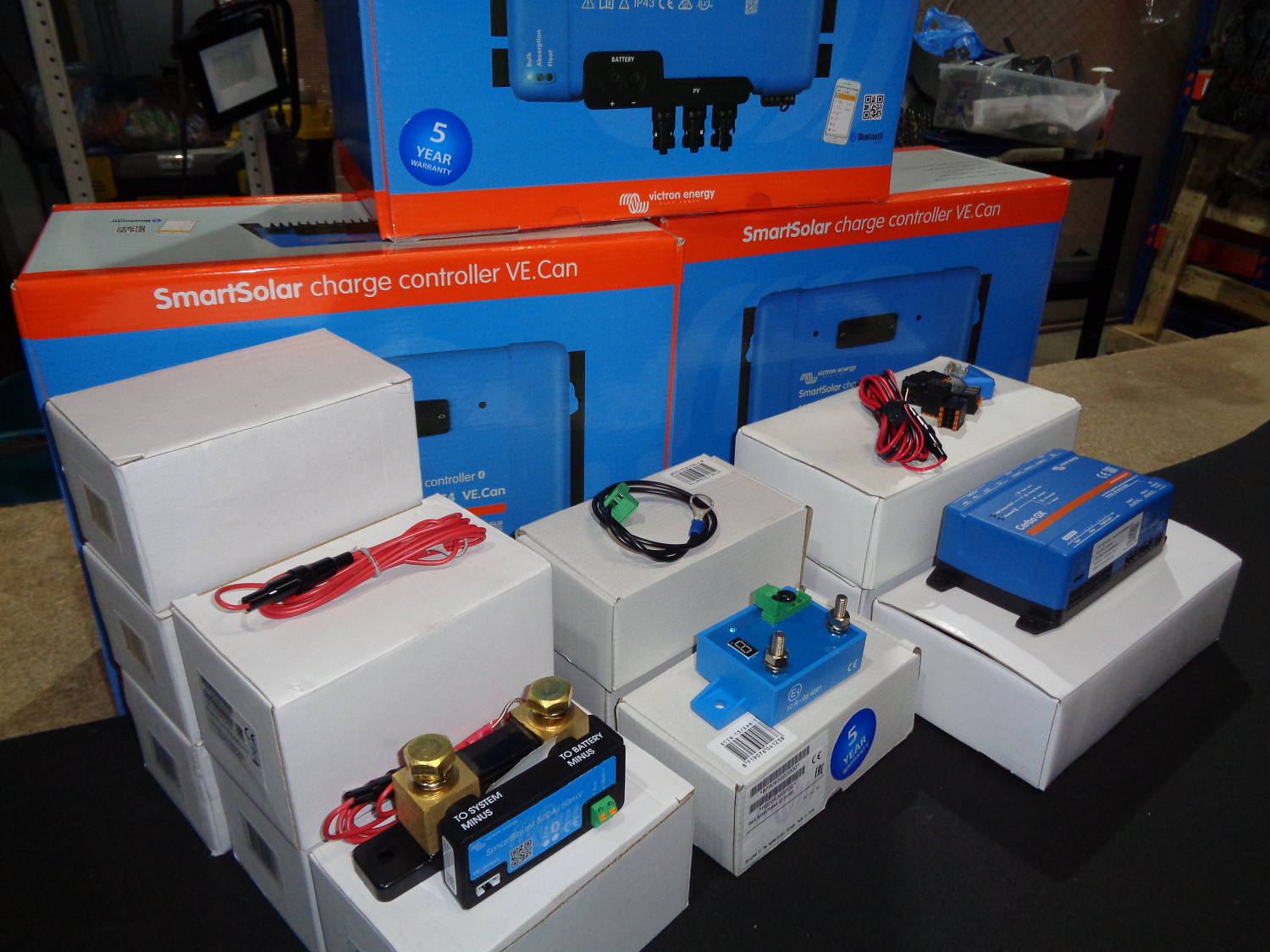 Victron Energy — это компания, специализирующаяся на производстве оборудования для солнечной энергетики и систем электропитания.

Продукция Victron Energy включает в себя широкий спектр устройств, таких как:

Контроллеры заряда аккумуляторов — обеспечивают оптимальный заряд аккумуляторов от солнечных панелей и предотвращают их перезаряд или глубокий разряд.

Инверторы — преобразуют постоянное напряжение аккумуляторов в переменное напряжение для питания электроприборов.

Регуляторы напряжения — поддерживают стабильное напряжение на выходе инвертора, предотвращая повреждение электроприборов.

Солнечные контроллеры — контролируют заряд аккумуляторов от солнечных панелей, предотвращая их перезаряд или глубокий разряд.

Аккумуляторы — обеспечивают резервное питание в случае отключения электроэнергии.

Оборудование Victron Energy отличается высоким качеством, надёжностью и эффективностью. Оно широко используется в солнечных электростанциях, системах бесперебойного питания и других приложениях, где требуется стабильное и качественное электропитание.